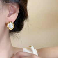 Irregularity Geometric Retro Personality Earrings for Women Golden Metal Imitation Pearl Stud Earrings Party Simple Jewelry Gift