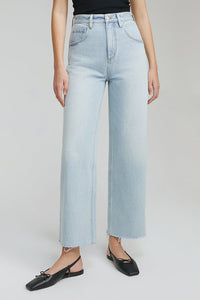 Moon Curve Raw Hem Crop Jeans HJ129